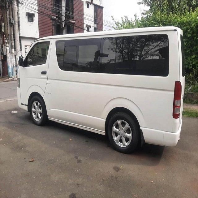 Affordable Deal Toyota Hiace Fairly Used Passenger Van Genuine Car Smooth Engine Original Documents - Image 4