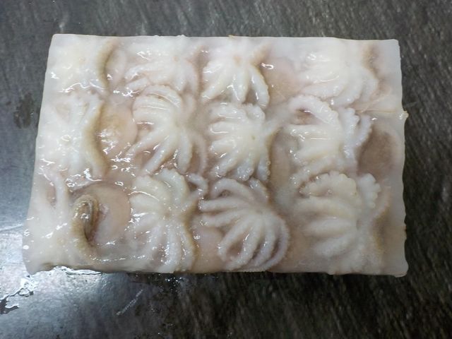 Fresh frozen baby octopus whole available for global trade with secure packaging - Image 5