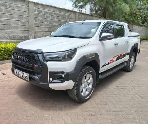 Used Cars / TOYOTA HILUX 2014 - 2025 SR5 FULL OPTION 4X4 2.7 V4 GCC SPECS For Sale and Export Worldwide - Image 5