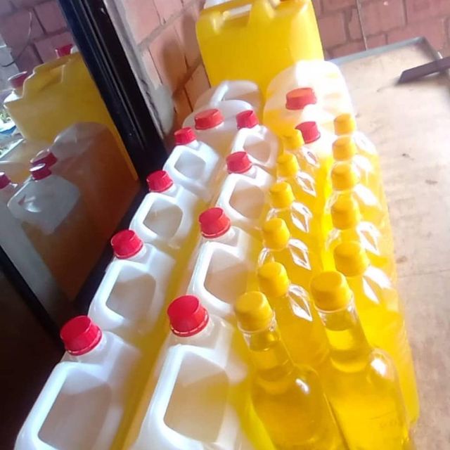 Wholesale Refined Sunflower Oil in Bottles, Drums, and Jerry Cans for Restaurants - Image 3