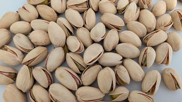 Pistachio with shell - Image 1