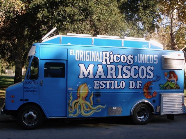 Modern Seafood Food Truck Designed For Fresh Seafood Cooking Mobile Food Service With Efficient Commercial Kitchen - Image 3