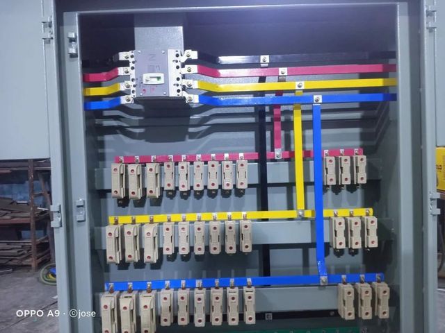 Feeder Pillars Phase Three Phase Current Rating (A) 250 A Busbar Material Aluminium Features Canopy / Rain Hood Mounting Type Floor - Image 1