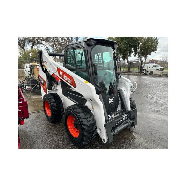 Bobcat T450 track skid steer loader for earthmoving and construction applications high performance compact machine with strong breakout force and excellent maneuverability on job sites - Image 3