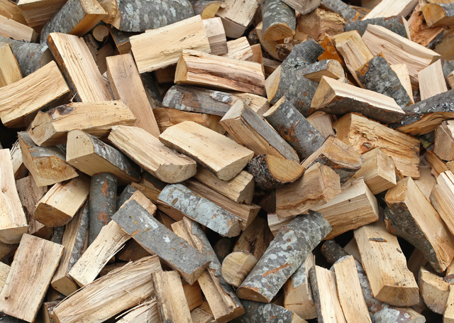 High quality oak firewood kiln dried and packed in bags ensures efficient burning and minimal smoke perfect for homes available now with fast delivery and wholesale pricing - Image 2