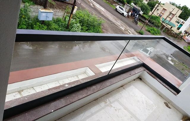 Aluminium Profile Glass Railing with Toughened Glass (12 mm) Design ...