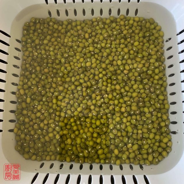 Premium Green Mung Beans Bulk Packed Natural Green Mung Beans Healthy Protein Rich Legume Product - Image 1