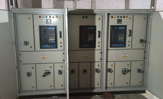 Feeder Pillars Electric Control Panel Material CRCA MCB Count TPN Current 1500Amps Bus Bar Aluminium Phase Three Phase Rated Voltage 415 - Image 1