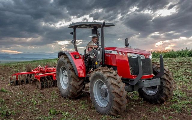 High Quality MF 5711 Tractor Wholesale Fast Delivery Farm Machinery Supply - Image 4