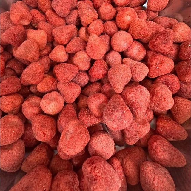 100% Natural Crispy Freeze-Dried Strawberries / Whole Freeze-Dried Strawberry Fruit - Image 2