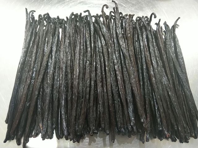 VANILLA BEANS Sodium 0.0 G Protein 3.8 G Size 15-18 Cm Humidity 32-38% Origin Madagascar Forms <10 Kbe / G Dietary Fiber 22.2 G - Image 2