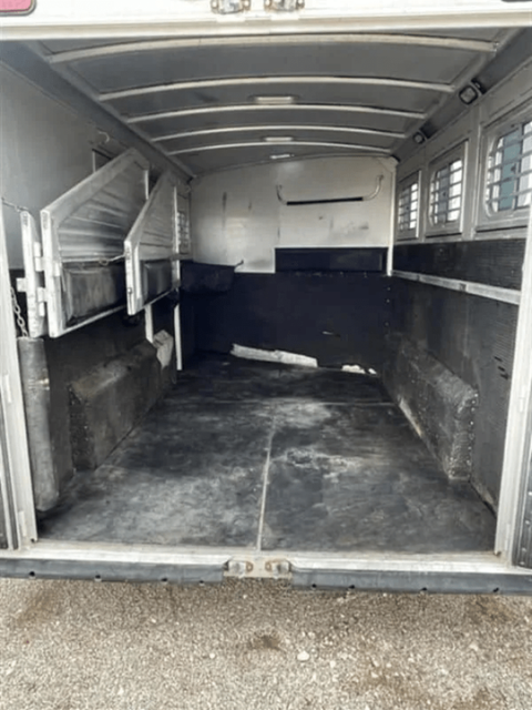Three Horse Trailers / 2000 Featherlite 3H GN with Dressing Room Horse Trailer – product photo 4, product detail gallery