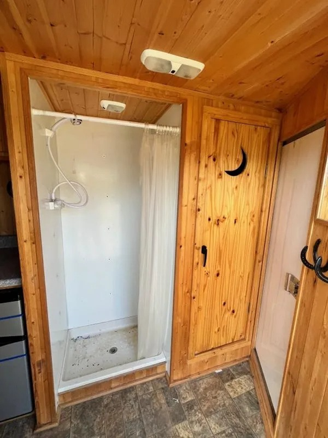 Three Horse Trailers / 2004 Sundowner 3 Horse Weekender Horse Trailer - Image 4
