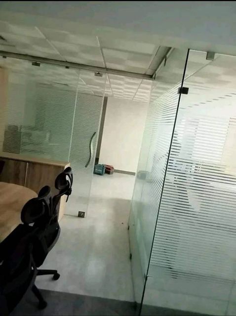toughfened Office Partitions Pattern Plain Height 7 Feet Material Glass Shape Rectangular Color Transparent Privacy Level - Image 3