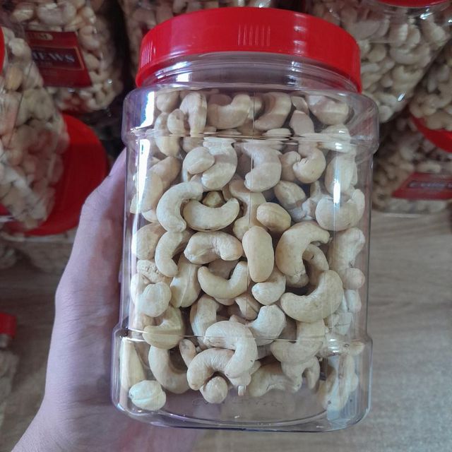 Food Grade Raw Cashew Nuts W320 for Bulk Trade Industrial Use - Image 1