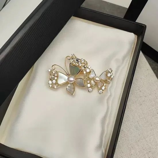 Elegant Shell Design Butterfly Shape Brooch Adorned with Natural Freshwater Pearls - Image 4