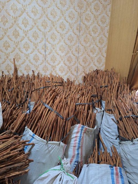 Cinnamon Whole Grade A (super) Origin Indonesia Shape 50 - 100 cm Weight (kg) 10 kg Max. Moisture (%) 14% Place of Origin - Image 2