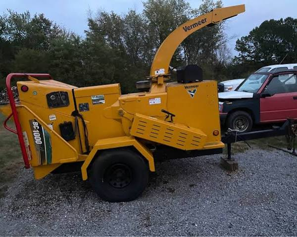Mobile Wood Chipper Machine for Tree Branches Logs and Garden Waste Processing - Image 3