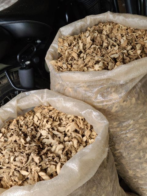 Dried Split Ginger Grade A Drying Process Sundried Flavor Profile Warm And Spicy Harvest Period 8 To 10 Months Drying Method Sun-dried Or Mechanically Dried - Image 1