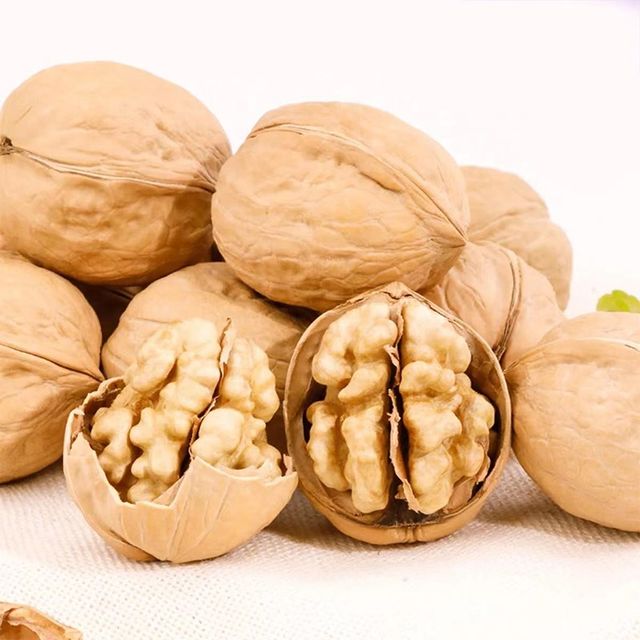Chinese Top Quality Walnut Kernels Walnut Halves Light Amber Grade a Style Dried Content common Size 28-32mm++ Brand Name - Image 4