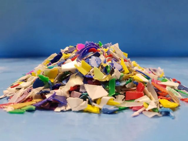Best Quality Hdpe Flake Recycled Plastic Material For Packaging Production Durable Scrap Material For Factory Processing - Image 2