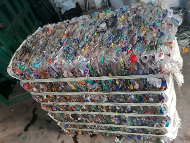 High Quality Bulk PET Bottle Flake Scrap Plastic Material Sports Equipment Molding Wear Resistant Custom - Image 2