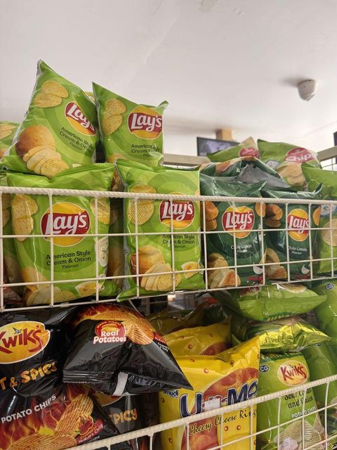 LAYS CHIPS CLASSIC 33 GM Crunchy Potato Chips with Fresh Taste for Everyday Snacking Family Sharing - Image 5