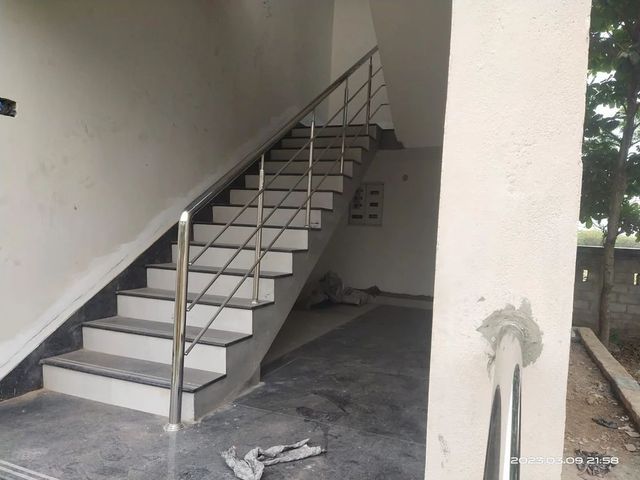 Silver Balcony Ss Staircase Railing, For Residential Color Silver Design Panel Glass Type None Material Ss 304 Position - Image 4