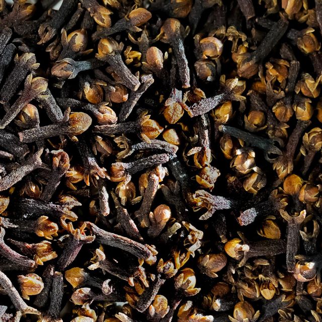 Handpicked Whole Spice Cloves With Rich Aroma And Careful Drying Methods For Wholesale Food Suppliers - Image 4