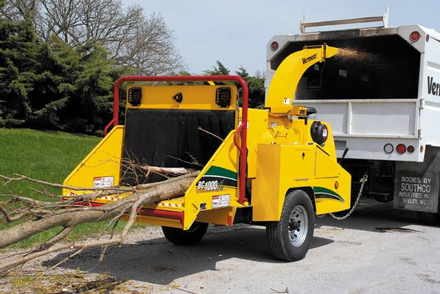Hydraulic Wood Chipper Machine for Efficient Wood Waste and Branch Processing - Image 3