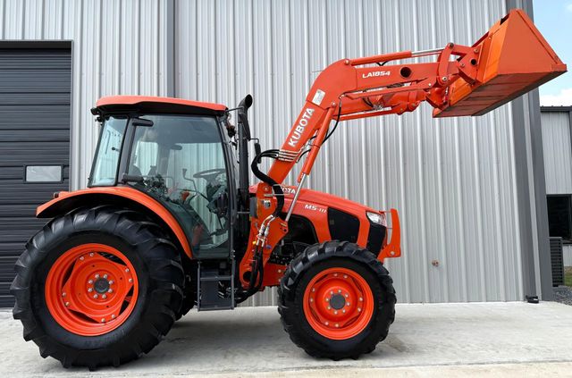 Used Kubota 4WD M5-111 Wheel Tractor Farm Engine 70HP High Productivity Pump Low Price Fast Delivery - Image 4
