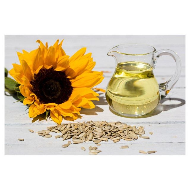 Refined edible sunflower oil with clear appearance mild aroma and excellent cooking properties suitable for frying sautéing and food preparation in households and professional kitchens - Image 3