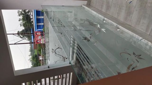202 Steel Relling With Glass Material 202, Steel And Glass Design Flexibility Various Shapes And Forms Glass Finish Clear, Frosted, Tinted, - Image 3