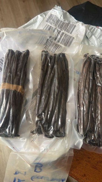 Vanilla Pods Origin Uganda Form Vanilla Powder, Whole Pods - Image 2