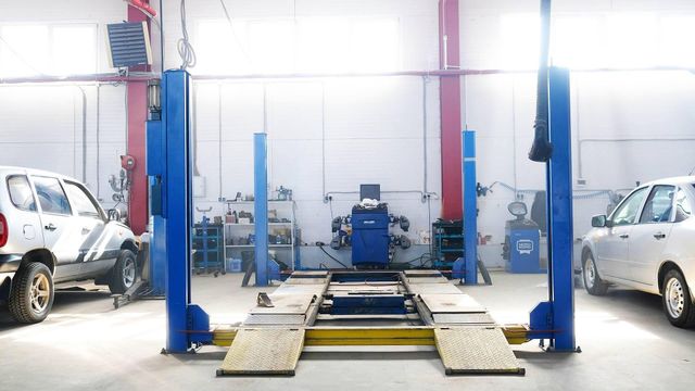 Reliable Two Post Car Lift Hydraulic Automotive Equipment For Professional Workshop Service Center And Heavy Vehicle - Image 2