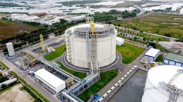 JET FUEL A1, EN590, DIESEL D2 AND D6,JP54, LNG,LPG,BASE OIL SN150, PET COKE, SOYBEAN OIL, SUNFLOWER OIL,BITUMEN, CRUDE OIL AND MORE - Image 2