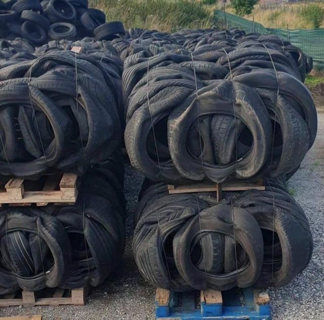 High-Quality Compressed Car Tire Scrap – Bulk Used Tyres for Recycling available. - Image 3