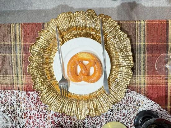 Elegant 33cm Gold Charger Plate Wavy Rim Used for Wedding Events - Image 6