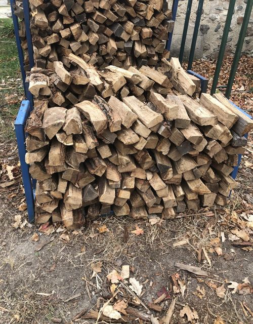 High quality oak firewood kiln dried and packed in bags ensures efficient burning and minimal smoke perfect for homes available now with fast delivery and wholesale pricing - Image 4