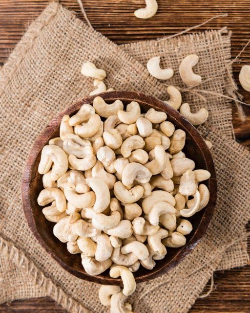 Raw Cashew Nuts W320 Whole Kernels Grade  Large Size Premium Cashews 10kg Bags for Retail Wholesale - Image 3