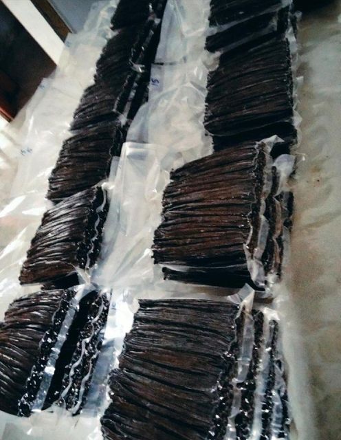 Vanilla beans and derivative such as vanilla extract, vanilla paste, vanilla caviar, vanilla seed, vanilla powder - Image 3