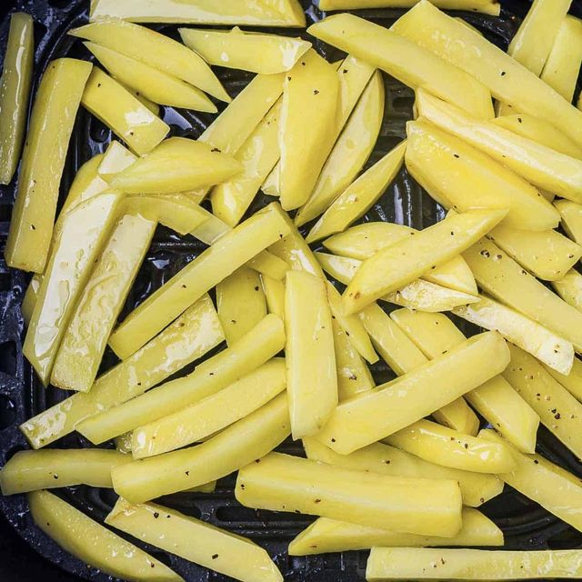 Bulk Supply Frozen Shoestring French Fries for Food Service Industry and Wholesale Buyers - Image 3
