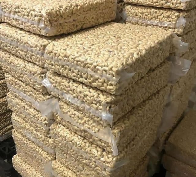Premium Grade W320 Raw Cashew Nuts Wholesale High Quality Whole Cashew Nuts Bulk Supply Natural Raw Cashew Kernels - Image 3