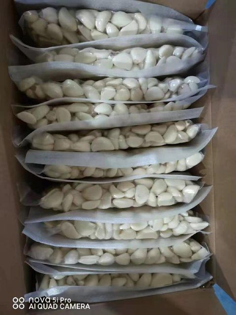 Fresh peeled garlic - Image 1