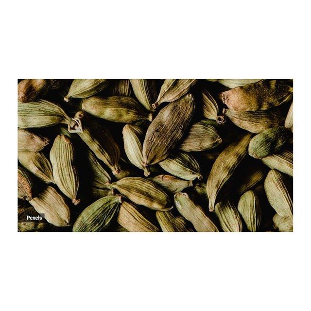 fresh green cardamom elaichi pods premium quality spice for chai tea desserts and cooking with strong aroma ricwholesale supplier green elaichi cardamom pods bulk premium spice for export tea industry and food processing companiesh flavor and long lasting freshness - Image 3