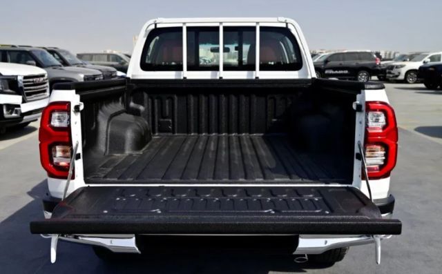 High Quality USED 2025 TOYOTA HILUX DOUBLE CAB PICKUP SR5 2.7L 4WD MANUAL – product photo 3, product detail gallery