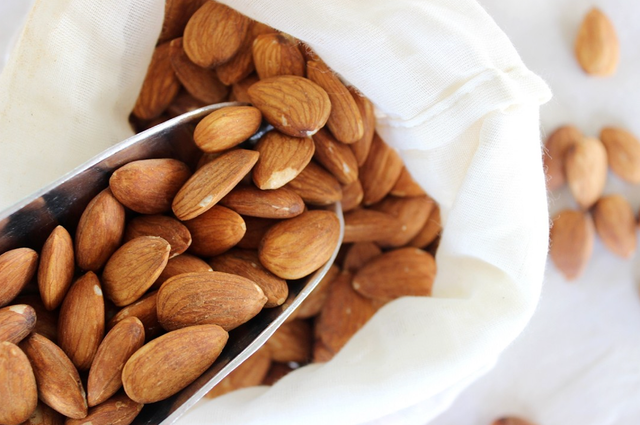 CAREFULLY SELECTED PREMIUM GRADE ALMONDS SUITABLE FOR BALANCED AND WELLNESS FOCUSED LIFESTYLES 20Kg SALE - Image 4