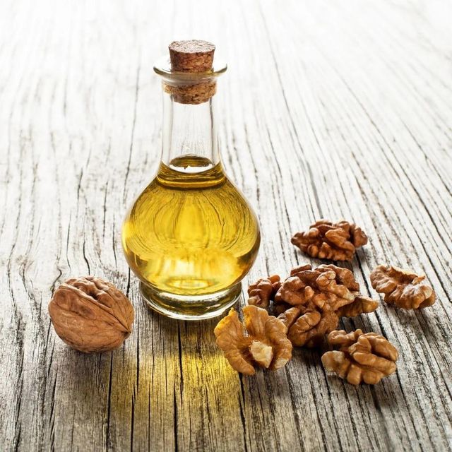 Wholesale Walnut Oil Pure Natural Cold Pressed Suitable for Cooking Beauty Products and Nutritional Applications - Image 2