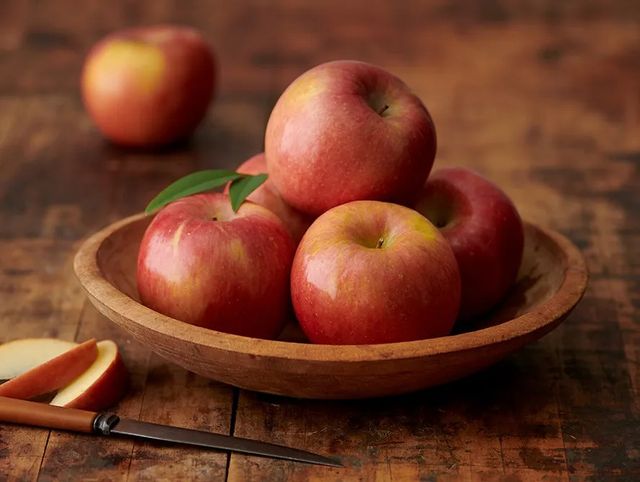 Fuji Apples/Fuji apples, with their crisp texture and sweet-tart flavor, are a delightful fruit that not only pleas – product photo 4, product detail gallery