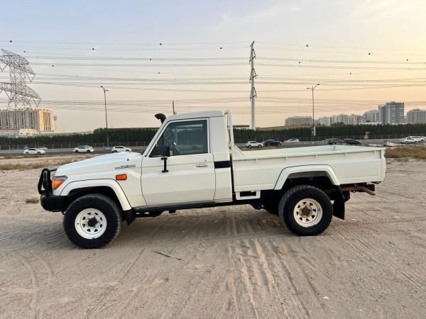 We have Double and Single Cabin Toyota Hilux For Export - Image 1